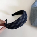 Makroaufnahme des blau-grauen Haarreifs mit Karomuster, breitem Design und Antirutsch-Futter - Marineblau Karomuster Haarreif