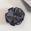 Detail eines blau-weiß karierten Stoff-Haargummis mit Lagenstruktur und weichen Rüschen - 2# Dunkelblau Gingham Schlanker Stil