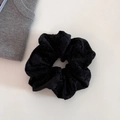 Primer plano de coletero de felpa negra con textura suave de piel sintética y elástico - Negro