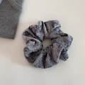 Primer plano del coletero de terciopelo gris con textura suave y pliegues elegantes - Azul Gris