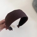 Vue détaillée du serre-tête marron café avec une finition en tissu de laine texturé - 2# Bandeau Café Rouge