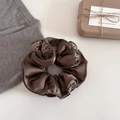 Chouchou en satin marron avec bordure léopard et texture plissée douce pour la coiffure - Mocha