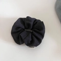 Vue détaillée du chouchou en tissu gris foncé avec une étiquette de logo blanche cousue - 4# Scrunchie Gris Foncé