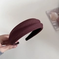 Vista macro della trama in maglia rosso vino sulla fascia per capelli imbottita di spugna - Rosso Scuro