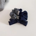 Dettaglio dell'etichetta fatta a mano su uno scrunchie vintage in denim e motivo scozzese - Plaid Blu Marino
