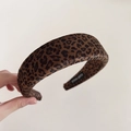 Dettaglio del cerchietto leopardato spesso con trama in velluto ed etichetta fatta a mano - Stampa Leopardata Larghezza 4,5 cm