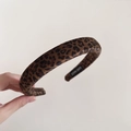 Dettaglio del cerchietto in velluto leopardato con etichetta Handmade tessuta all'interno - Stampa Leopardata Larghezza 2,5 cm