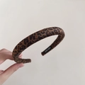 Dettaglio dell'etichetta fatta a mano e della morbida trama vellutata leopardata del cerchietto - Stampa Leopardata Larghezza 2 cm
