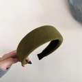 Primer plano de diadema de lana verde oliva con tela texturizada y forro interior antideslizante - Verde