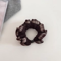 Dettaglio di elastico per capelli vintage a quadri con tessuto marrone e fibbia nera - Caffè Quadri