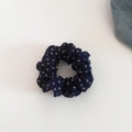 Gedetailleerd beeld van de donkerblauwe bloemen haarelastiek met zachte katoenen textuur - 3# Marineblauw