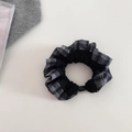 Dettaglio di un elastico per capelli a quadretti bianchi e neri con tessuto plissettato - Quadri Nero Grigio
