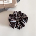 Détail d'un chouchou en maille rayée marron et bleu avec une esthétique rétro - Café/Marron
