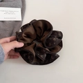 Λεπτομερής λήψη μεγάλου καφέ λουλουδάτου scrunchie με σατέν υφή σε ρετρό στυλ κορεάτικο - Στυλ Σατέν Patchwork