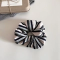 Texture détaillée d'un chouchou en tricot rayé avec des cartes d'art et un emballage doux - 4# Blanc