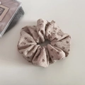 Dettaglio dell'elastico per capelli in maglia beige con motivo floreale vintage - Albicocca Floreale / Beige