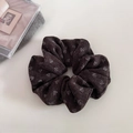 Dettaglio di elastico per capelli in maglia floreale marrone con trama morbida - Caffè Floreale / Caffè