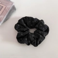 Dettaglio dell'elastico scrunchie in maglia grigio scuro con motivi di fiocchi di neve - Floreale Nero e Grigio / 3# Grigio Nero