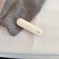 Dettaglio molletta in acetato bianco crema con scritta France Handmade su maglia - Bianco