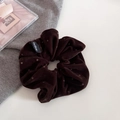Détail du chouchou en velours marron foncé avec pois champagne et étiquette de marque - 4# Écaille de Tortue Café