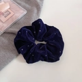 Dettaglio dell'elastico in velluto blu scuro con pois argentati e texture morbida - Blu Marino