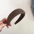 Detail eines handgefertigten braunen karierten Tweed-Haarreifs mit Polsterung - Kaffee Karo