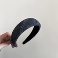 Dettaglio del cerchietto in lana grigia a quadri con fodera interna nera antiscivolo - Stile Plaid Base