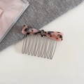 Detalle de un peine para el cabello con lazo de carey rosa y púas de alambre metálico - 4# Carey Rosa