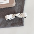 Detalle de la pinza de pelo con lazo blanco y lunares negros sobre una tela gris suave - 1# Blanco Perla Concha