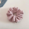 Detalle de coletero de encaje rosa claro con patrón floral calado y textura de malla suave - Rosa