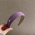 Diadema de ante violeta con emblema dorado para peinados retro y definición facial - Púrpura de Taro