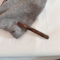 Makro-Detail der Schildpatt-Acetat-Haarspange mit goldener Barrette La France Aufschrift - 7# Blau Kaffee