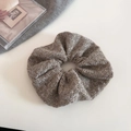 Dettaglio di un elastico per capelli in maglia grigia morbida con tessuto testurizzato - 1# Scrunchie