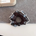 Detail van de geruite kanten scrunchie met bruin satijn en zwarte kraal - Blauw Geruit
