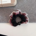 Detailopname van een rode geruite scrunchie met witte imitatiebontrand en zwarte kraal - Rood Geblokt