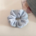 Detalle de coletero de punto azul claro con una textura suave similar al mohair - Azul