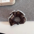 Macro-detail van een bruine geruite scrunchie met wit imitatiebont en een zwarte kraal - Koffie Ruit
