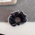 Detail van geruite scrunchie met kantafwerking en een decoratieve zwarte ronde kraal - Zwart Geruit