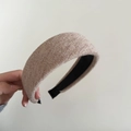 Detalle de diadema de punto grueso color avena con forro interior negro antideslizante - Albaricoque