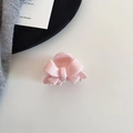 Dettaglio ravvicinato del fermaglio rosa in acetato con texture marmorea e fiocco - Rosa