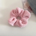 Primer plano de coletero de punto rosa con textura de lana suave y diseño plisado - Rosa