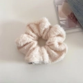 Primer plano detallado de un coletero de punto crema con textura suave de mohair - Albaricoque Leche
