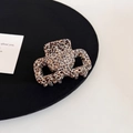 Makroaufnahme einer quadratischen Haarklammer mit Schildpatt-Muster in Dunkelbraun und Weiß - Leopard Kaffee