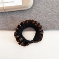 Dettaglio dell'elastico per capelli vintage leopardato con morbida trama in tessuto - Leopardo Nero Stile Basic