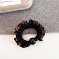 Dettaglio di elastico per capelli leopardato con tessuto morbido e perla nera lucida - Leopardo Nero Stile Perla