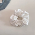 Detalle de la textura de punto arrugado color crema en este elegante coletero scrunchie - Blanco