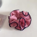 Dettaglio dell'elastico scrunchie a quadretti rossi con bordi blu navy a contrasto - 2# Griglia Rosa