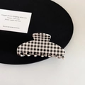 Detailansicht der großen schwarz-weißen Gingham-Haarklammer aus Acetat auf einem schwarzen Pad - 3# Schwarz Kariert
