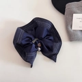 Elegante coletero de rayas azul marino con textura satinada, perla y botón estilo vintage - Juego de Coleteros