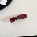 Dettaglio di un fermaglio per capelli in acetato fatto a mano con texture marmorizzata - Clip a molla / Molletta a Molla Rossa